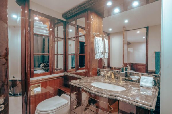 2004 Lazzara 116 - Image 25