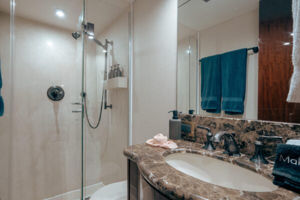 2004 Lazzara 116 - Image 29