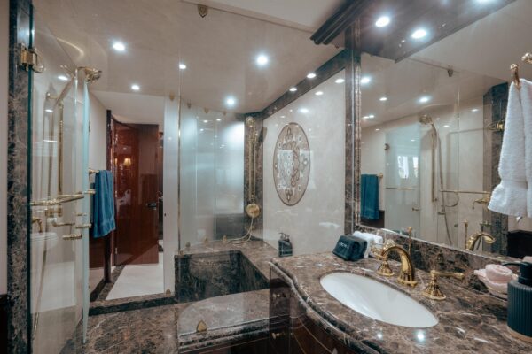 2004 Lazzara 116 - Image 32