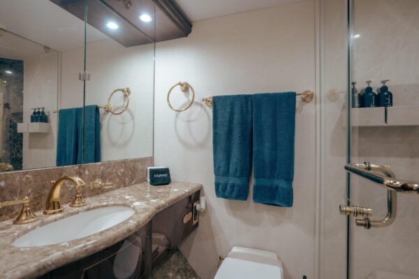 2004 Lazzara 116 - Image 33