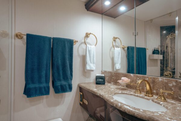 2004 Lazzara 116 - Image 34