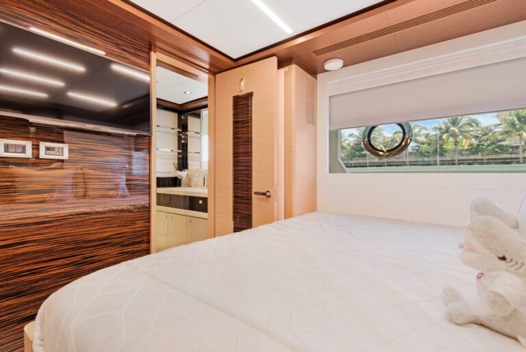 Make Big Happen 2020 Ocean Alexander For Yacht Charter High Seas Yachting 37-min