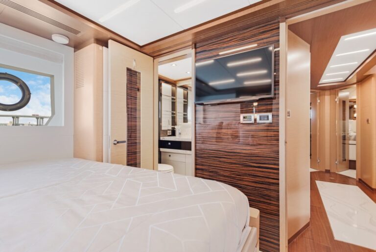 Make Big Happen 2020 Ocean Alexander For Yacht Charter High Seas Yachting 39-min