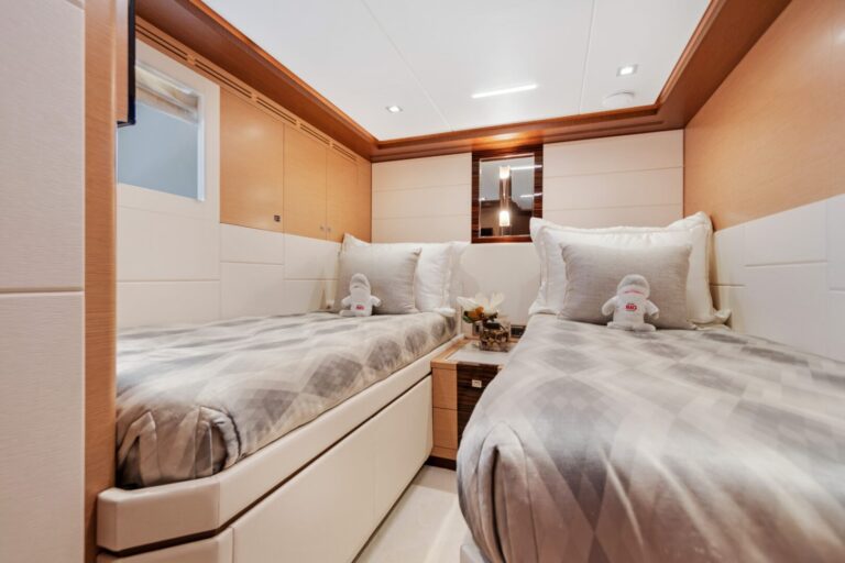 Make Big Happen 2020 Ocean Alexander For Yacht Charter High Seas Yachting 44-min