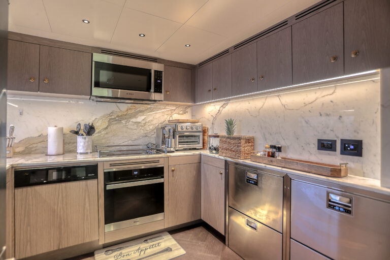 2021 Sirena 88 For Day:Term Charter Miami Brett Horowitz High Seas Yachting 68