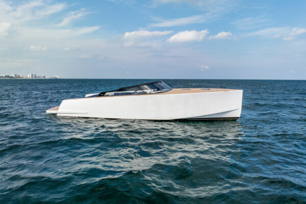 2024 VanDutch 48 - Image 34
